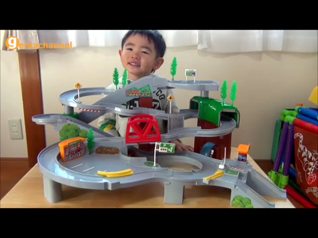 トミカ トミカ峠やまみちドライブ - YouTube