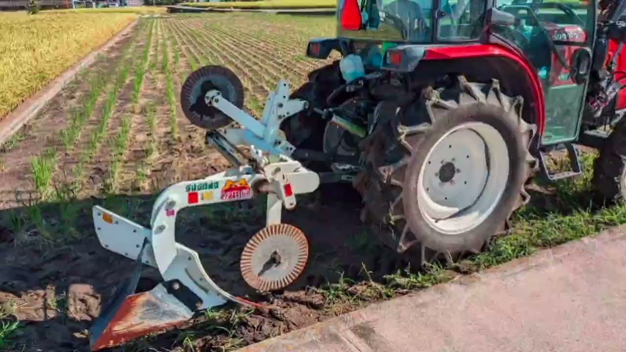 スガノ農機 溝掘り機 乾田郎 クボタSL450 畦際 - YouTube