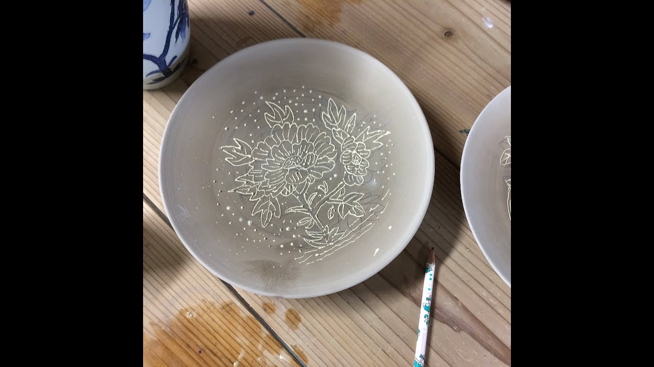 抹茶茶碗 イッチンで描く絵付け Paint with slip trailing - YouTube