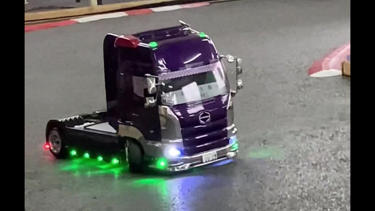 爆走！日野プロフィア！ドリフトだっ！ - YouTube