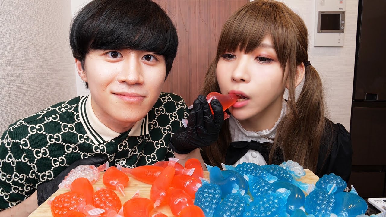 Eating foreign jelly with my secret girlfriend was so cute