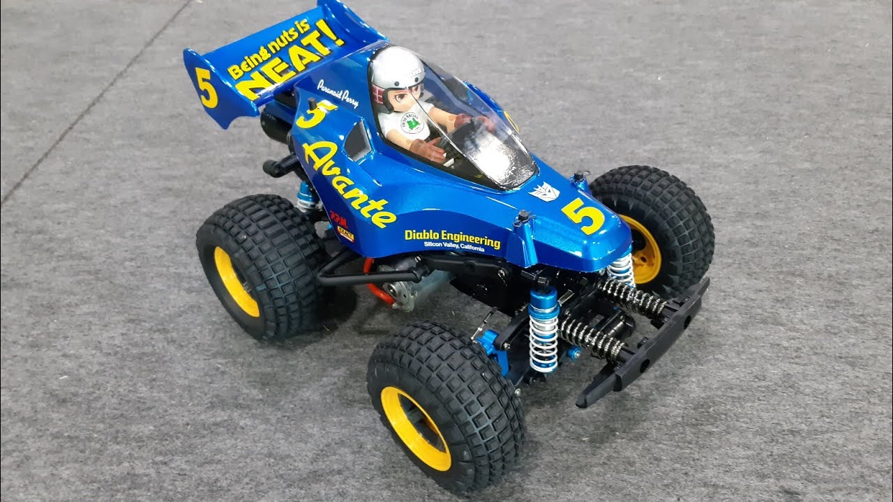 コミカルアバンテが、カーペットコースをマッタリ走行♪ - YouTube