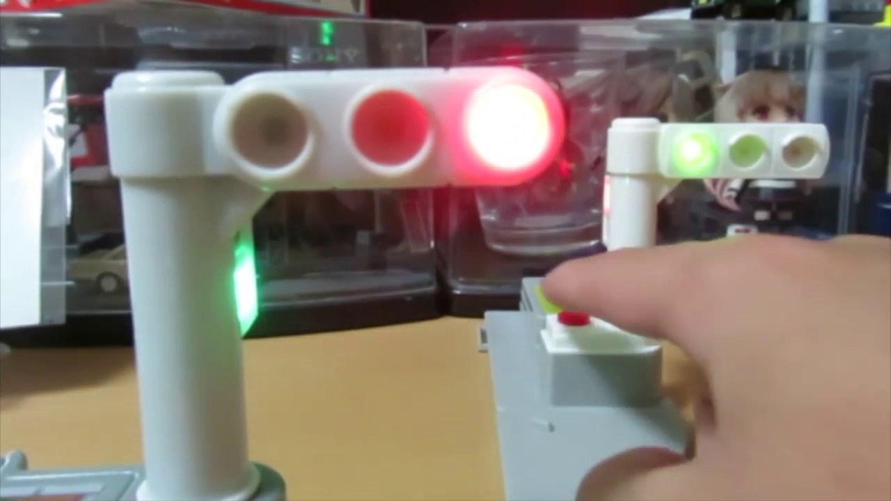 Comparing Takara Tomy's new and old Tomica Town traffic lights
