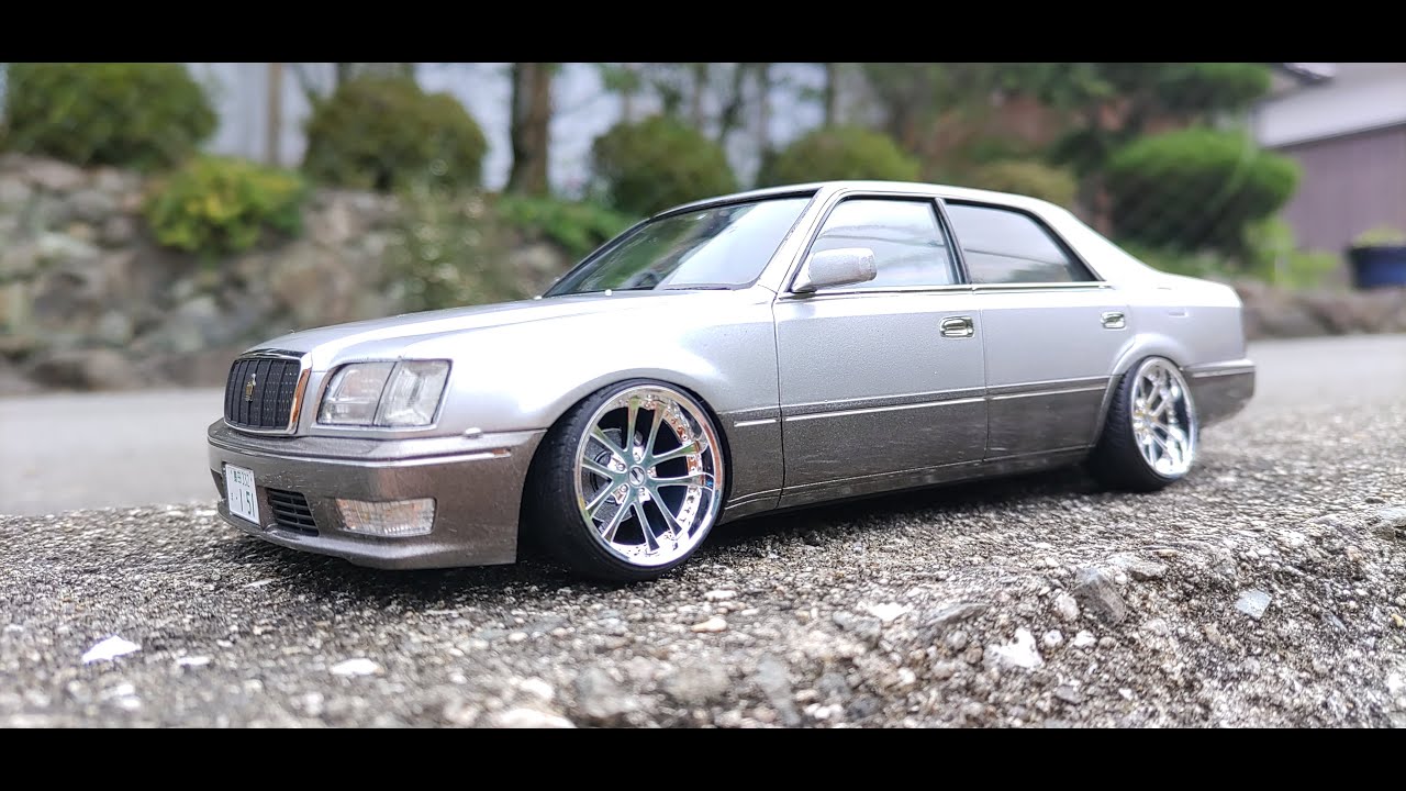 Aoshima 1/24 scale plastic model kit: Toyota UZS151 Crown Majesta