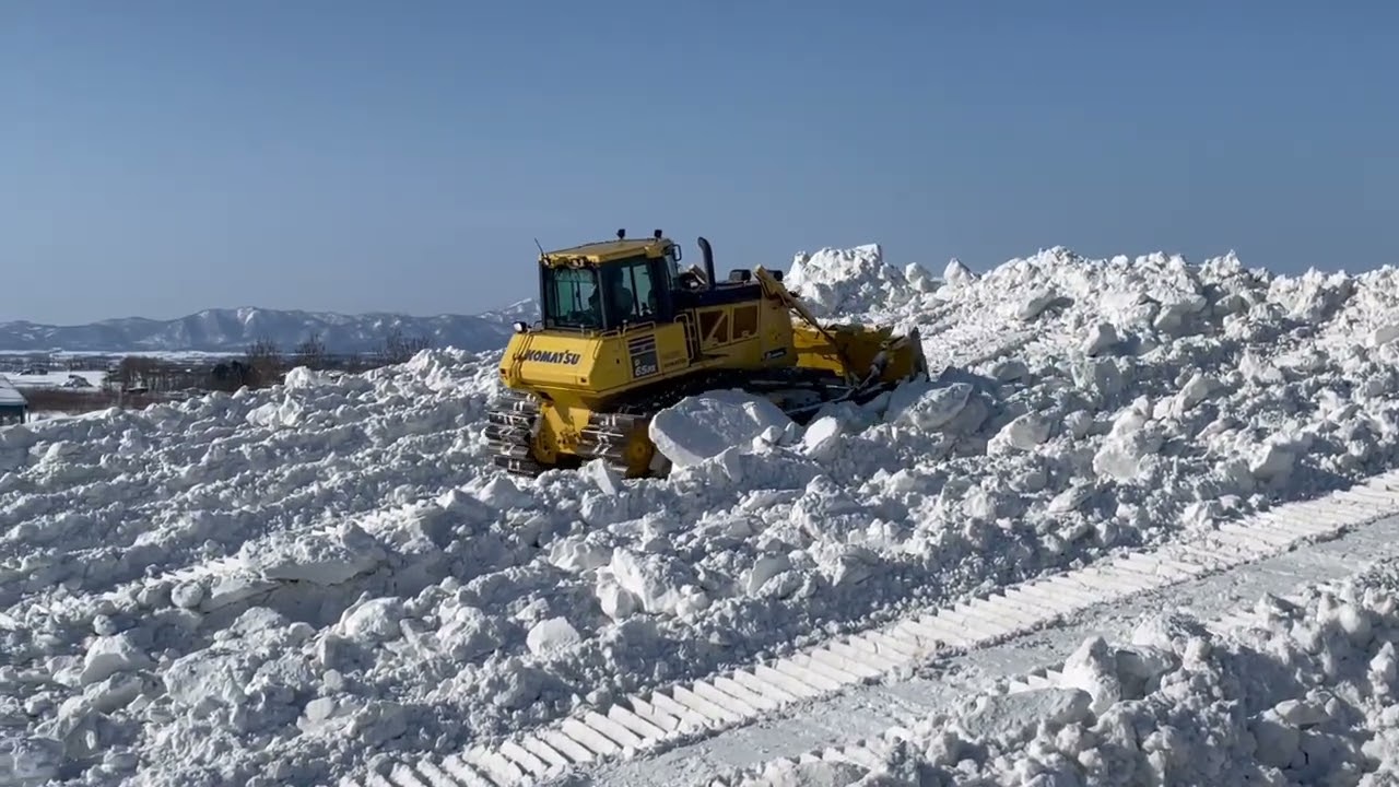ブルドーザー 雪を押し上げる - YouTube