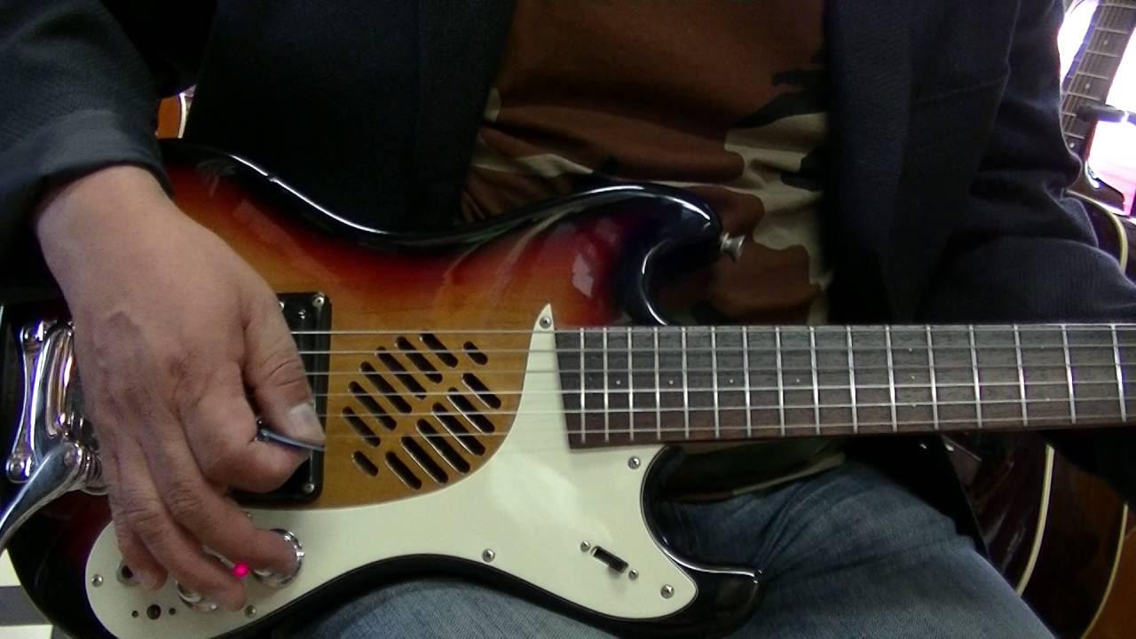 Mosrite The Ventures model アンプ内蔵ミニギター - YouTube