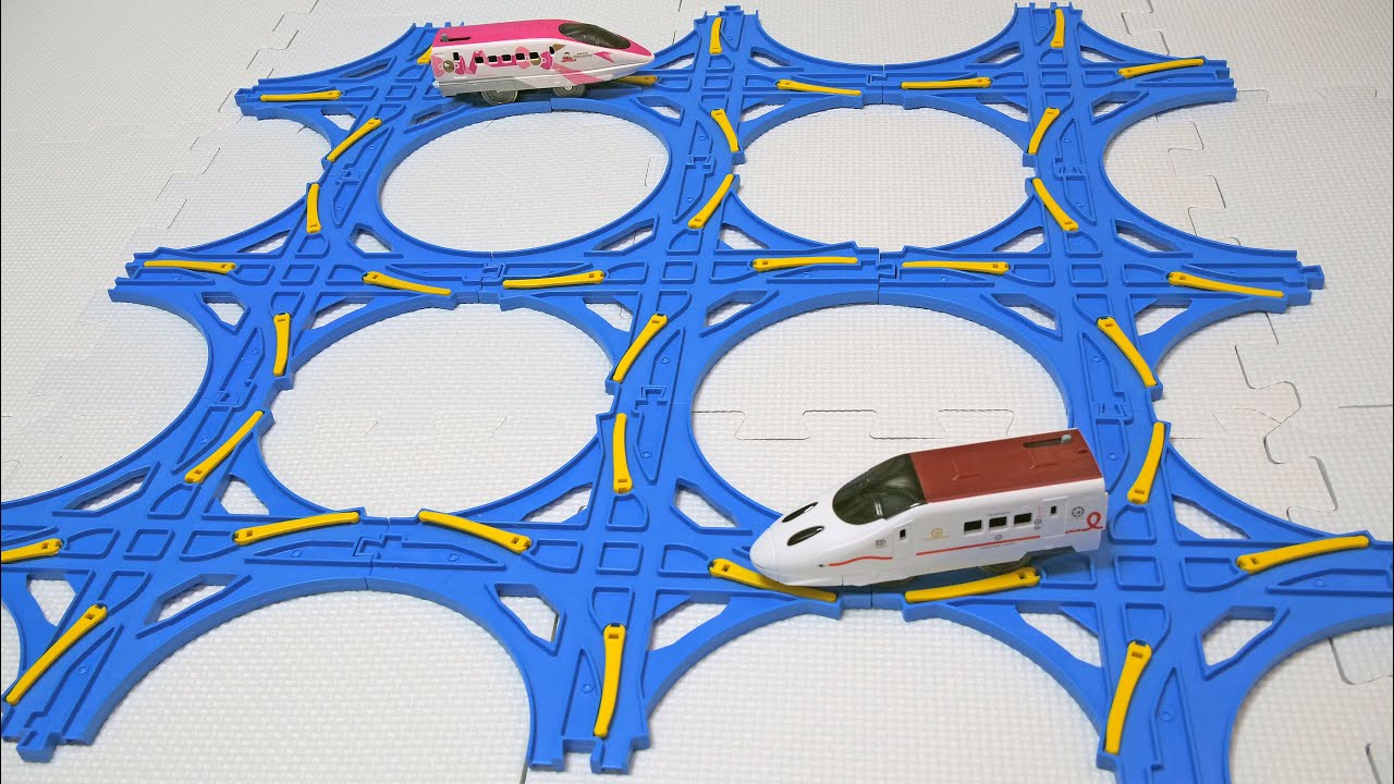 I made a strange layout using nine Plarail crossing point rails