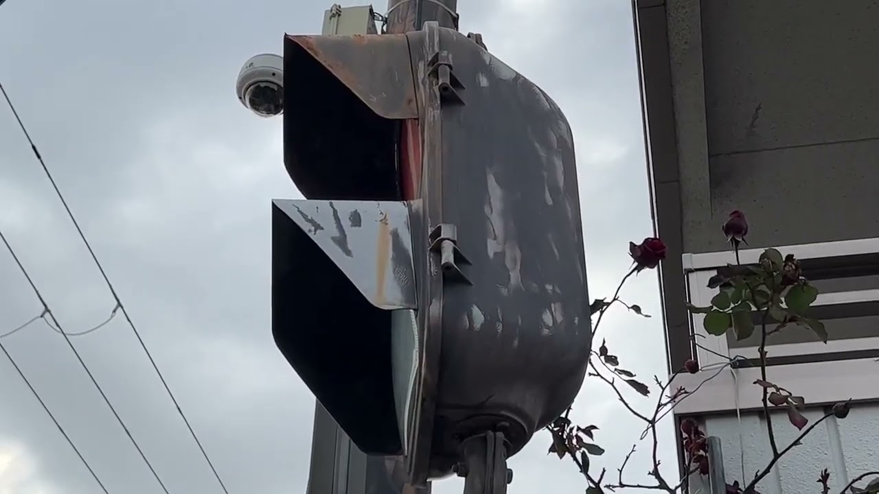 古い小糸のガラスレンズ歩行者信号機が残る交差点 大阪市内 - YouTube