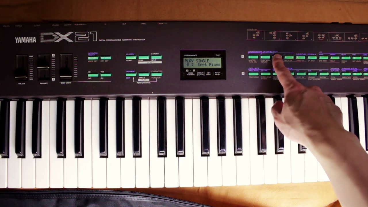 YAMAHA DX21の液晶画面交換とメモリー電池のソケット化 - YouTube