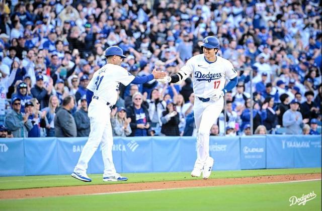 大谷翔平の8号弾でドジャースタジアムが幻想的な風景に ファンが