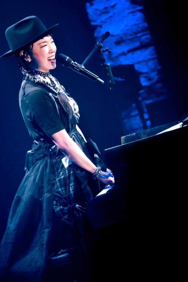 松任谷由実 原点回帰“ピアノガール”に変身 45回目苗場熱くさせた