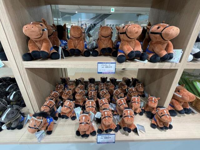 可愛さの大渋滞！」JRA初の競走馬ぬいぐるみ専門店が中山競馬場に