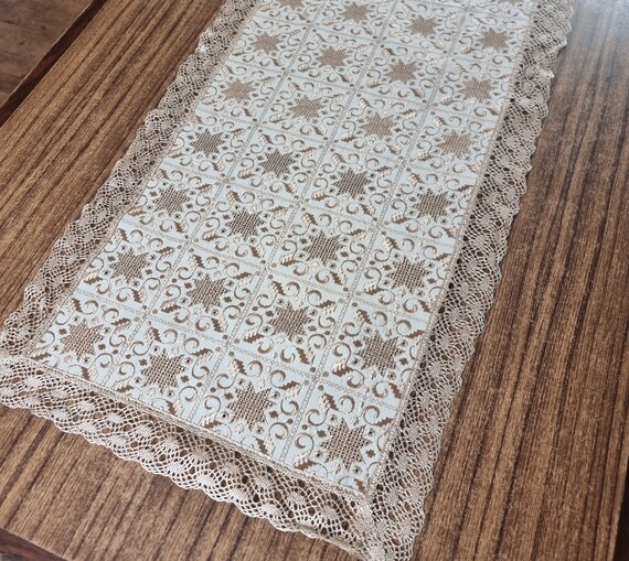 ヴィンテージベージュ刺繍レーステーブルランナー - 長方形 50cmx90cm