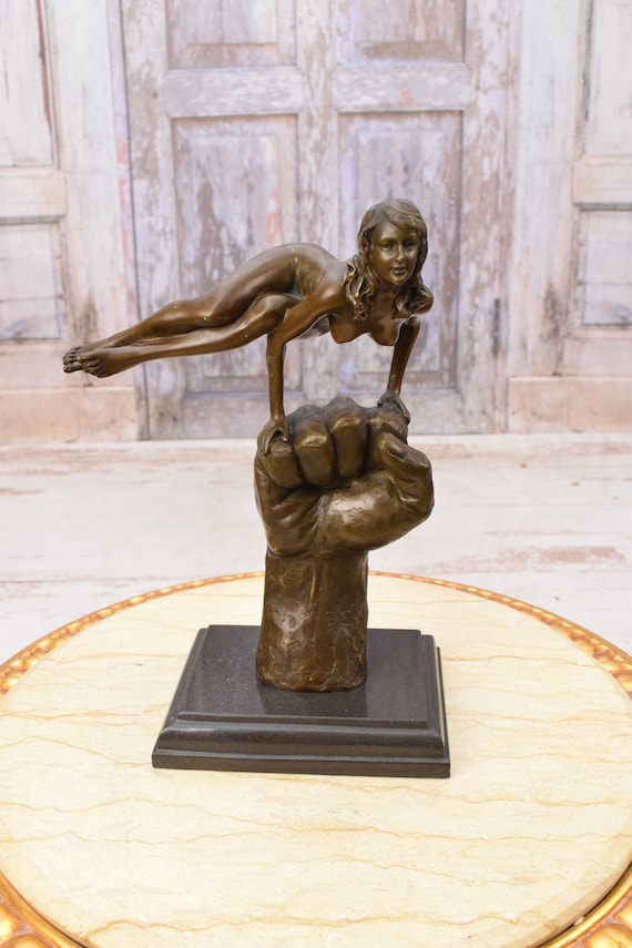 ブロンズ製拳を持つ女性の彫刻：大人の室内装飾（12.20インチ） - Etsy