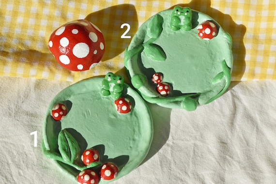 カエルの粘土皿 - カエルの小物皿、キノコの陶器のジュエリートレイ