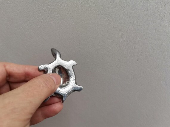 銀色の亀の彫刻、小さなアルミ製の亀、古典的な亀の置物、アルミ製の