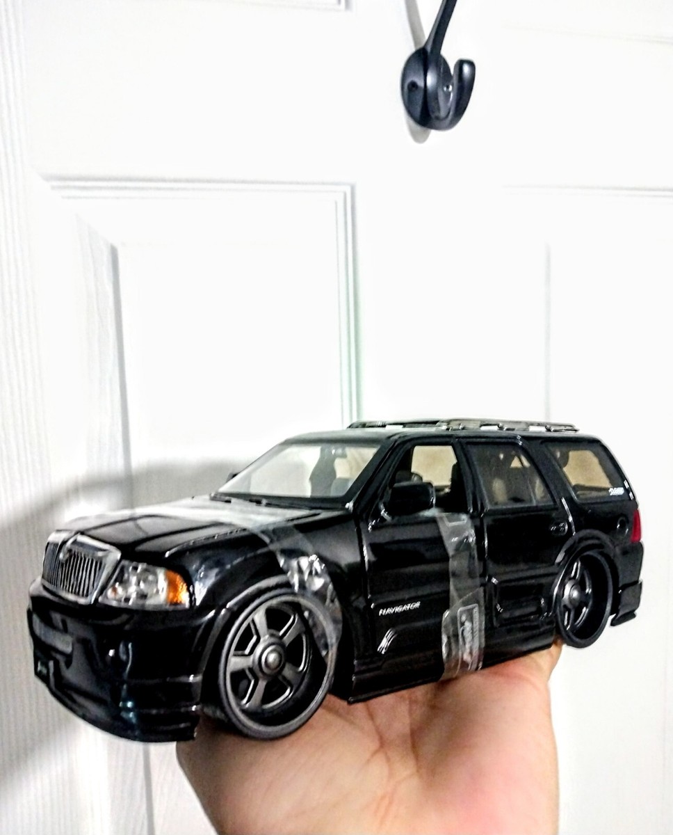 Jada Toy Dub City Kustoms 1:24 Scale 2003 Lincoln Navigator Model