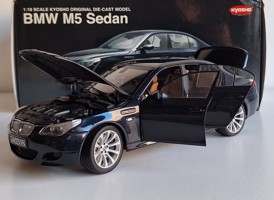 BMW M5 (E60) Sedan 2004 Carbon Black 1:18 Kyosho 08593BK Diecast