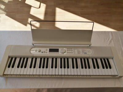 Casio Hikari Navigation Electronic Keyboard LK-520 (White) 61 Key