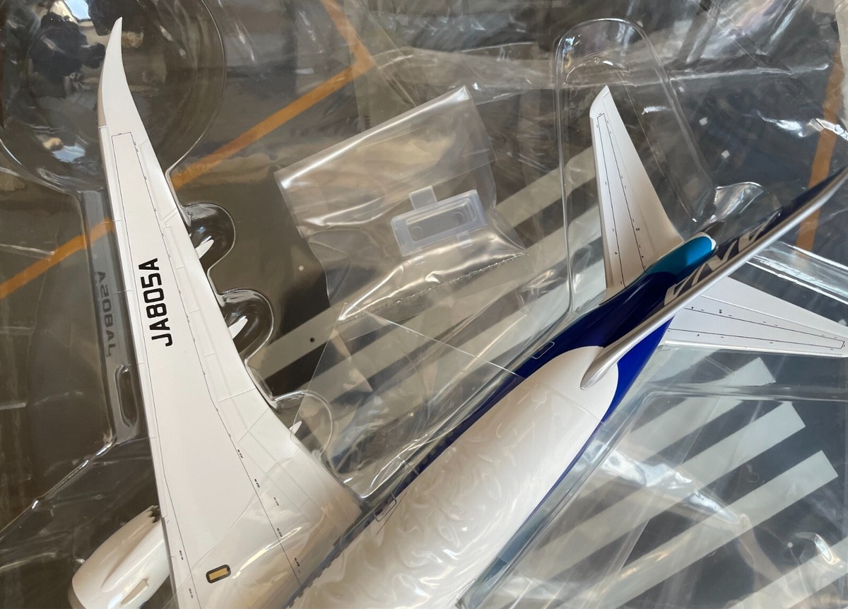 SALE! 1/200 HOGAN ANA Boeing 787-8 JA805A With RWY display base