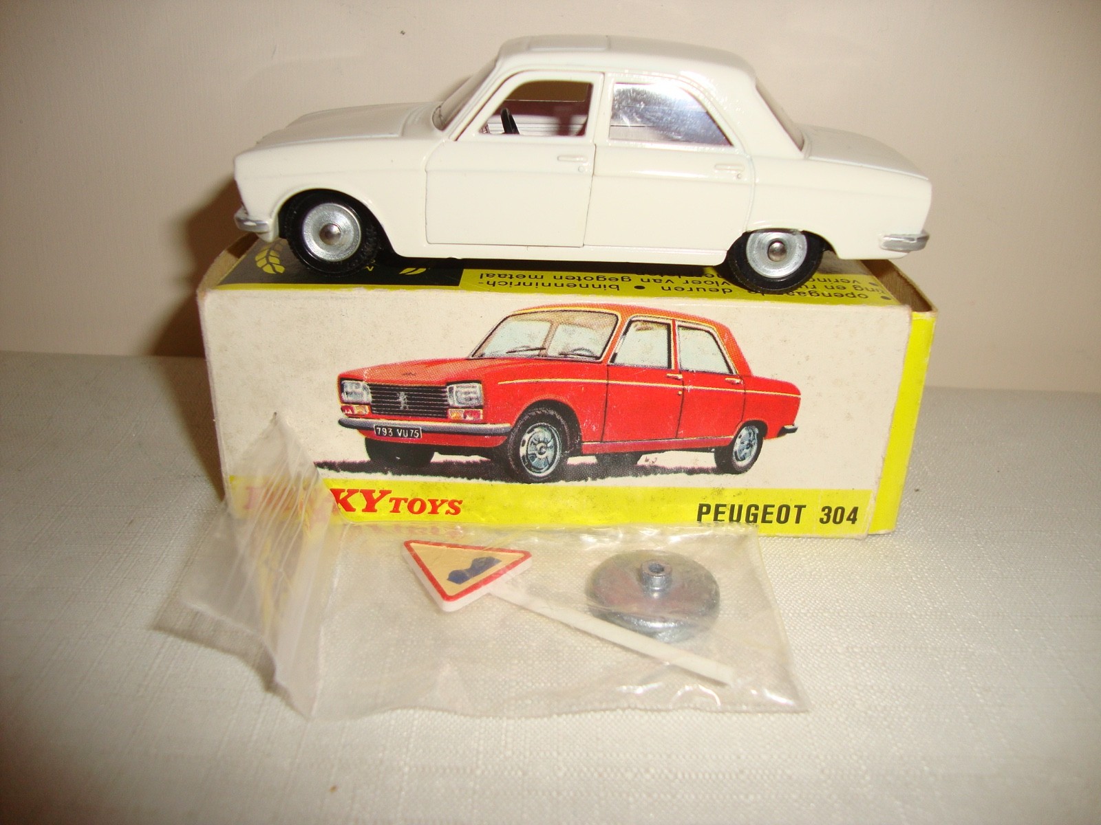 Dinky 1428, Peugeot 304 - Free Price Guide & Review