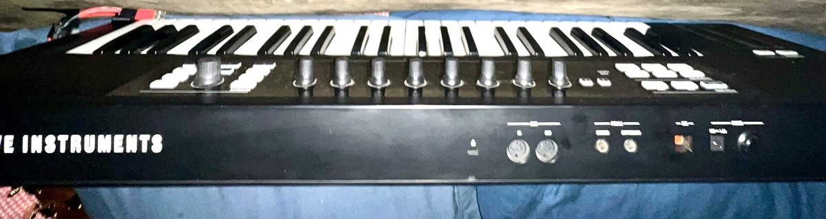 Native Instruments Komplete Kontrol S49 MK1 MIDI Keyboard