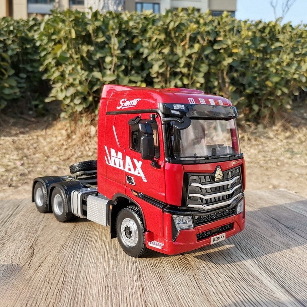 1/24 Scale HOWO MAX Truck Red Tractor Truck Diecast Model Toy