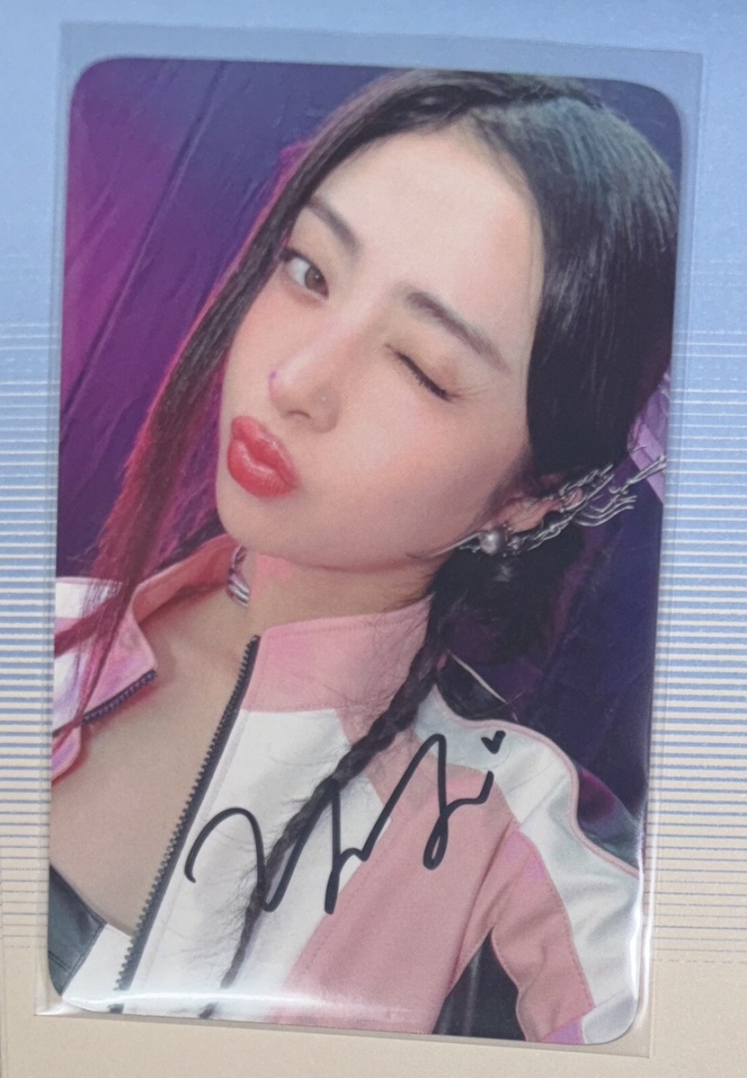 LE SSERAFIM Huh Yunjin Autographed Signed Broadcast Photocard PC