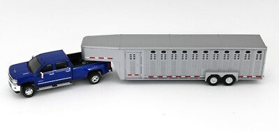 1:64 GreenLight *BLUE* 2018 Chevrolet Silverado Dually w/LIVESTOCK
