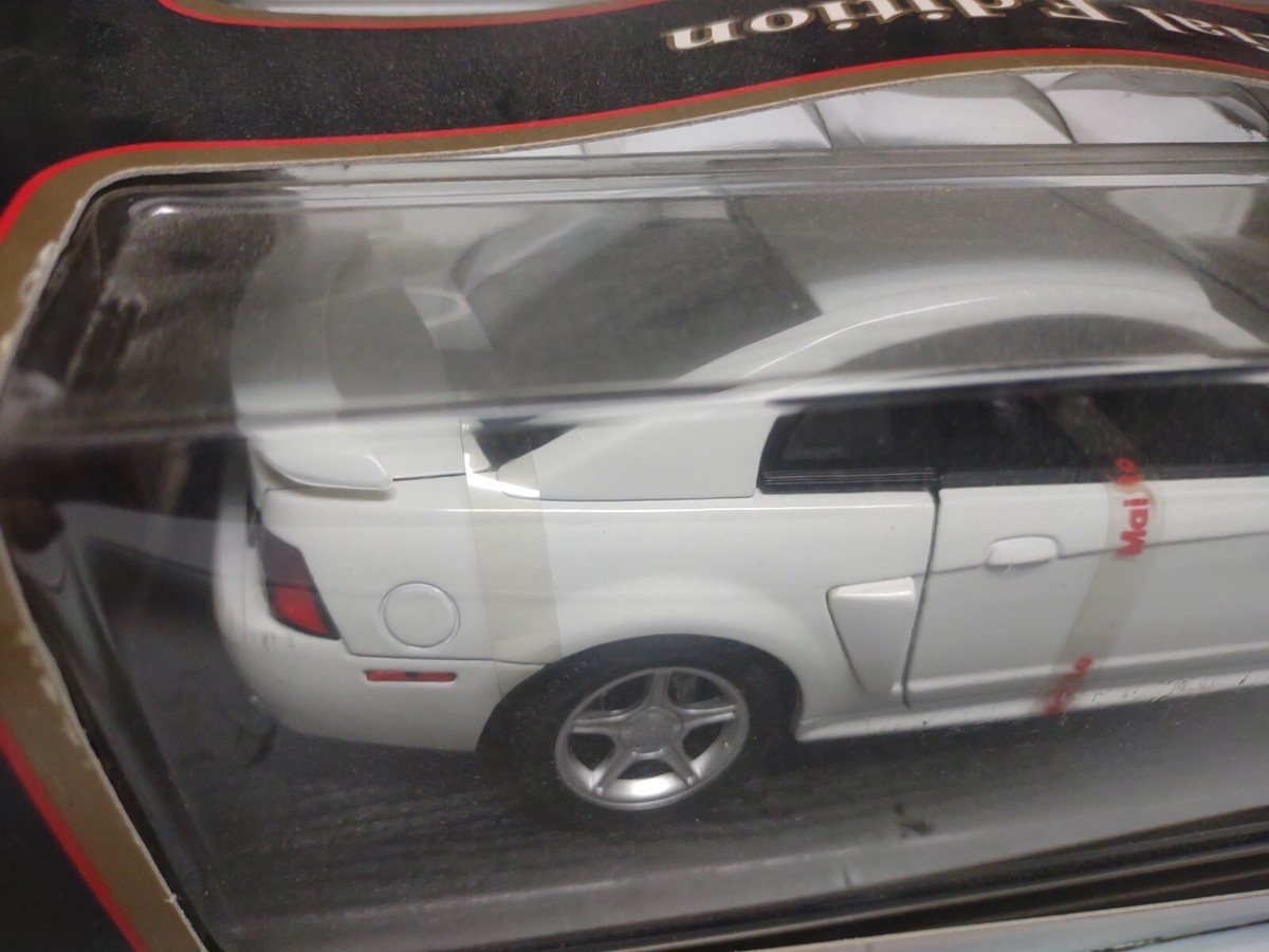 Maisto 1999 Ford Mustang GT Coupe 1:18 Scale Diecast Model Car