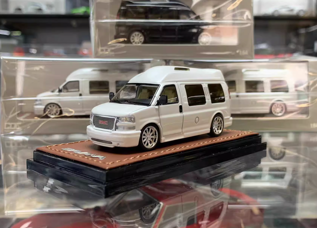 CR GOC 1:64 White GMC Savana Cutaway Van MPV RV Model Diecast