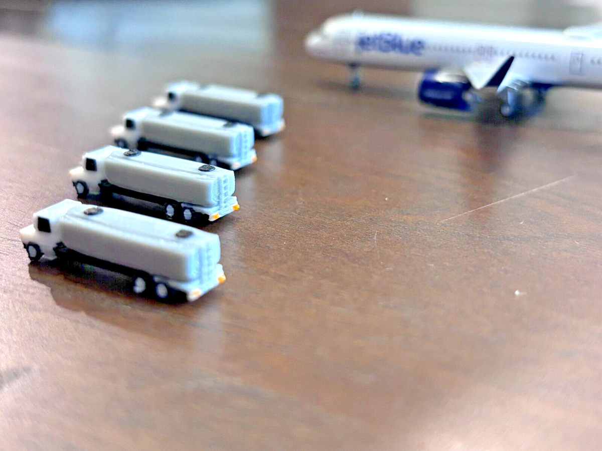 1:400 Model Airport Accessories - 4 Piece Airplane Fuel Truck Set
