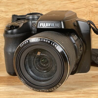 Fujifilm FinePix S8200 16.2MP 3