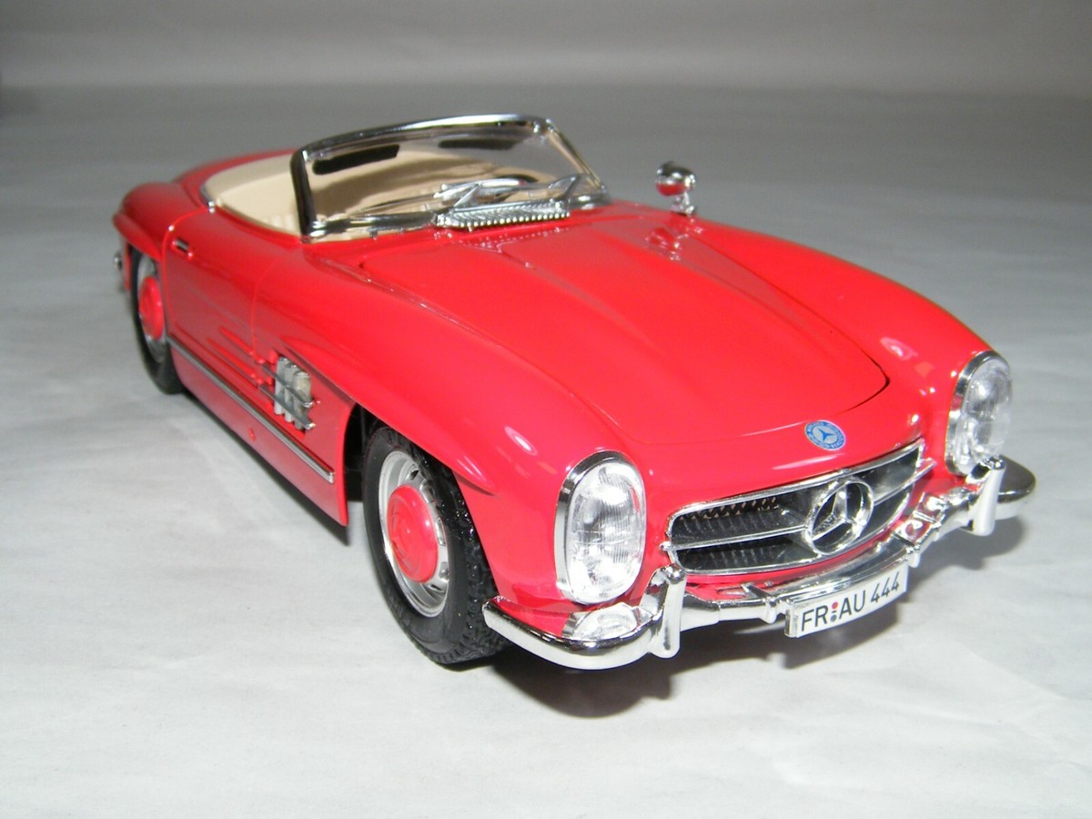 Mercedes-Benz 300SE レッド 1/18 Mercedes-Benz 300SE レッド 1/18