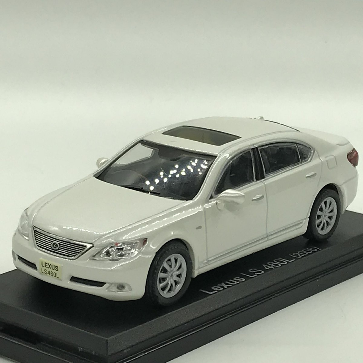 Mini Car Lexus LS 460L 2008 White 1/43 Scale Box Display Diecast