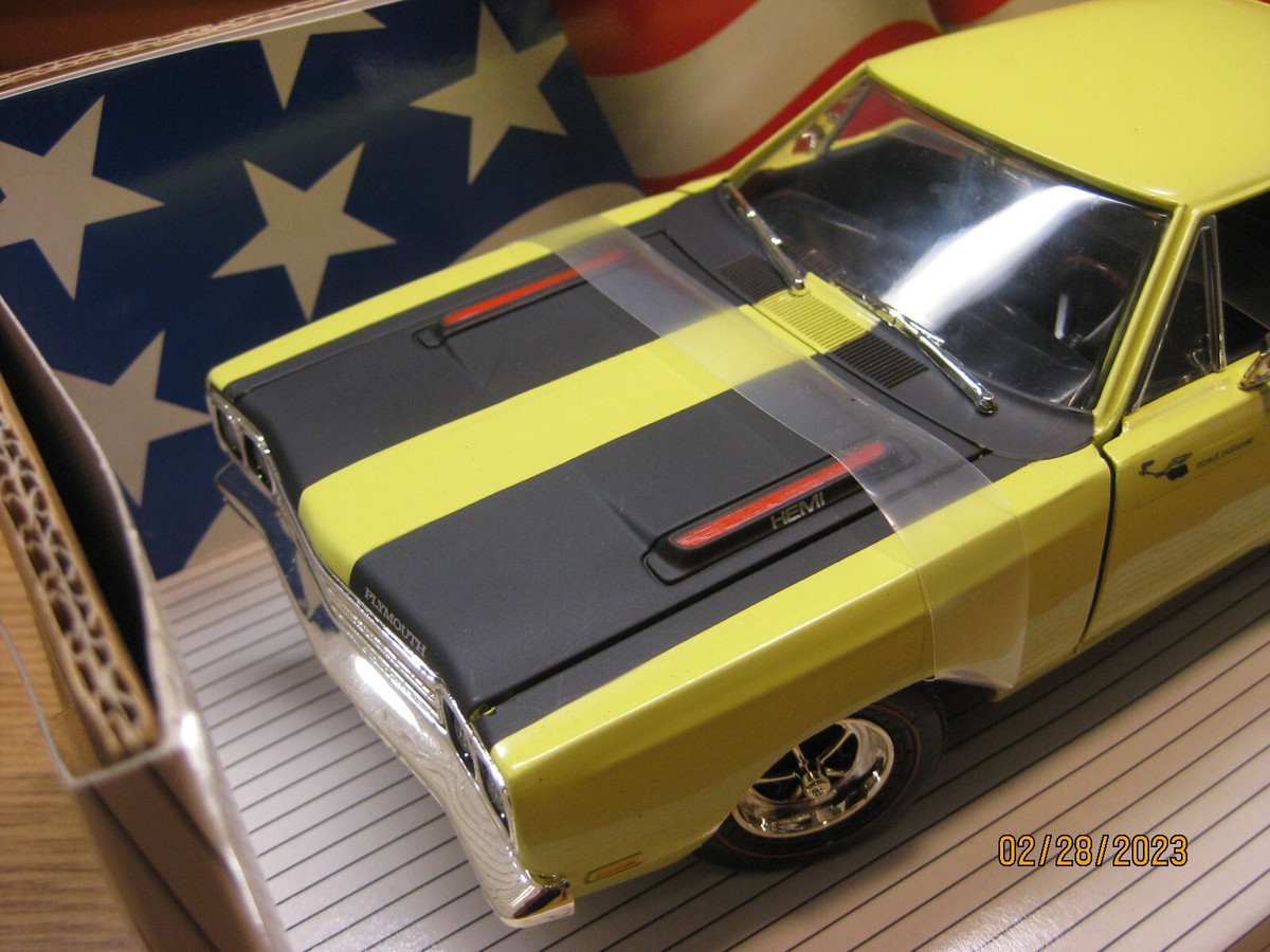 1/18 1969 PLYMOUTH ROADRUNNER IN YELLOW BY ERTL / AMERICAN MUSCLE