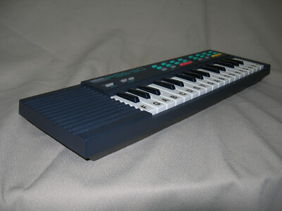 VTG Yamaha Portasound PSS-30 Mini Square Wave Synthesis Digital