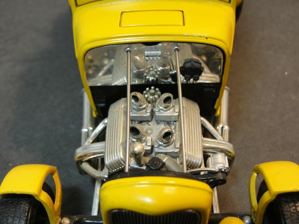 ERTL 1932 Ford Deuce Coupe American Graffiti Movie 1:18 Scale