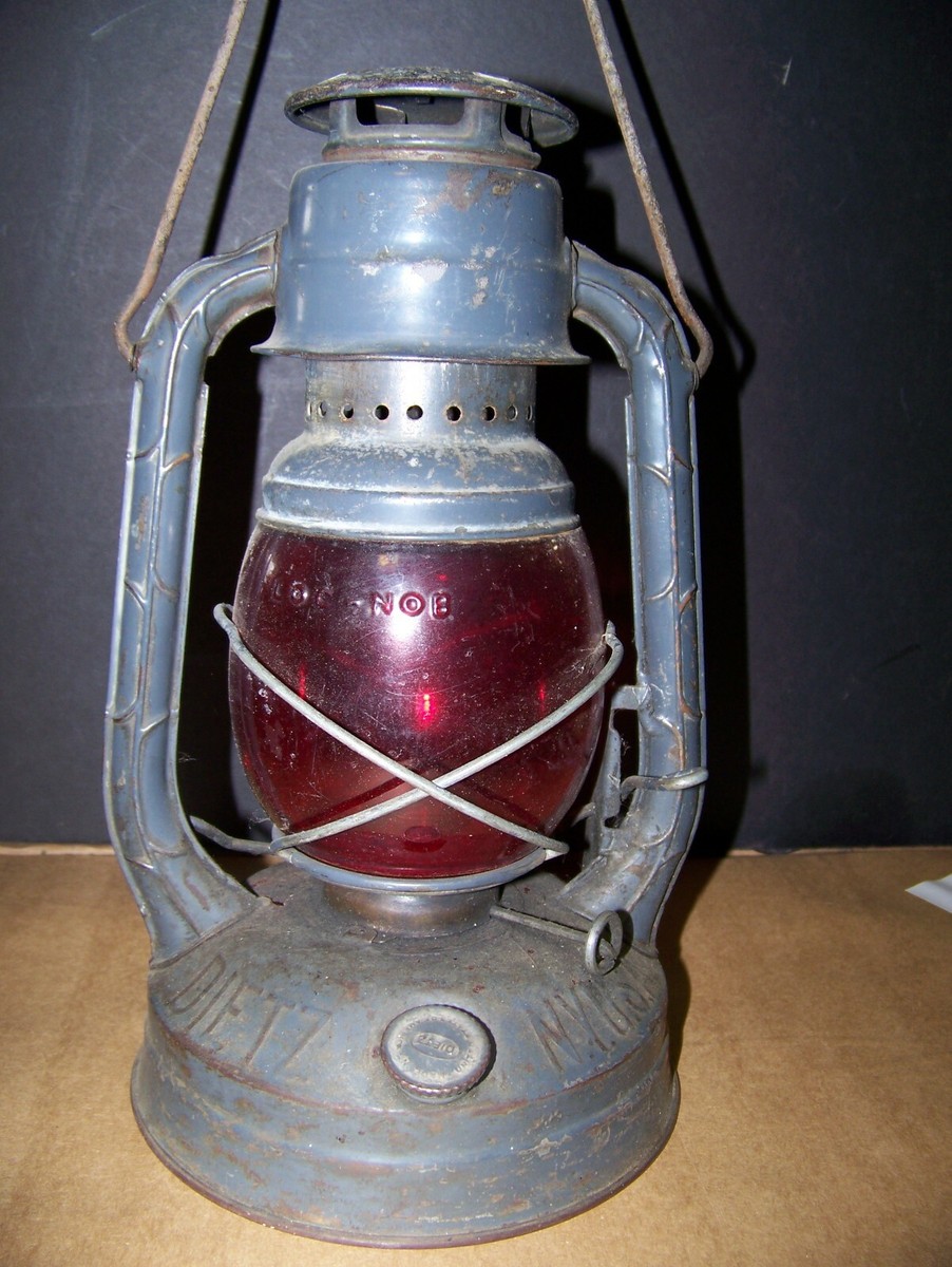 Vintage 1946 Gray Dietz Little Wizard Kerosene Lantern Red Loc-Nob