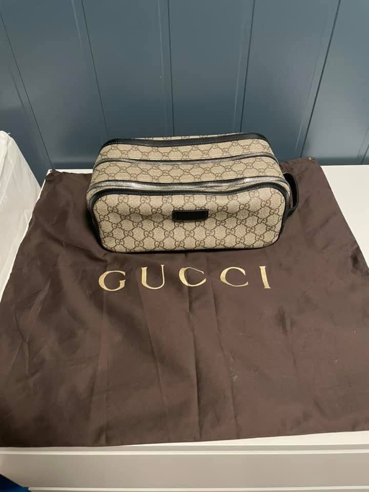 Gucci Double Zip GG Supreme toiletry case | eBay