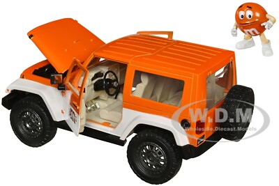 2007 JEEP WRANGLER & ORANGE M&M FIGURE 1/24 DIECAST MODEL CAR BY