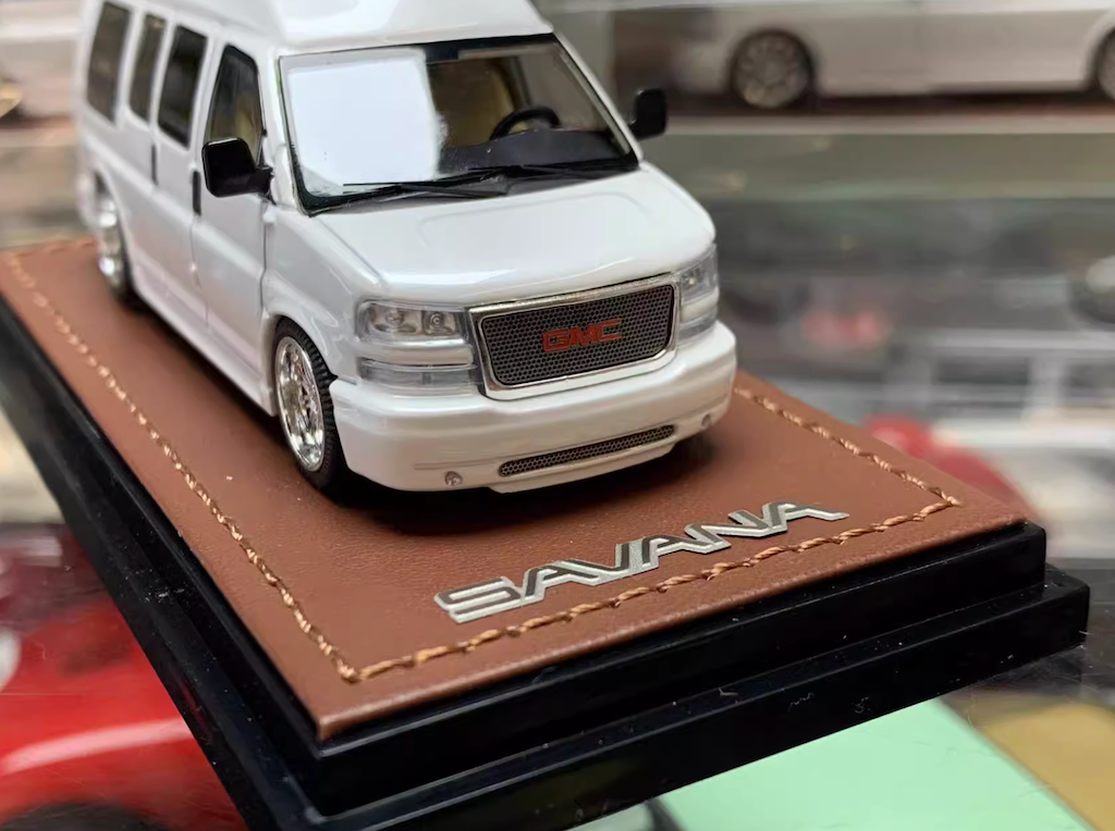 CR GOC 1:64 White GMC Savana Cutaway Van MPV RV Model Diecast