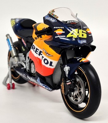 Minichamps 1/12 Honda RC211V Moto GP 2002 Valentino Rossi Signed