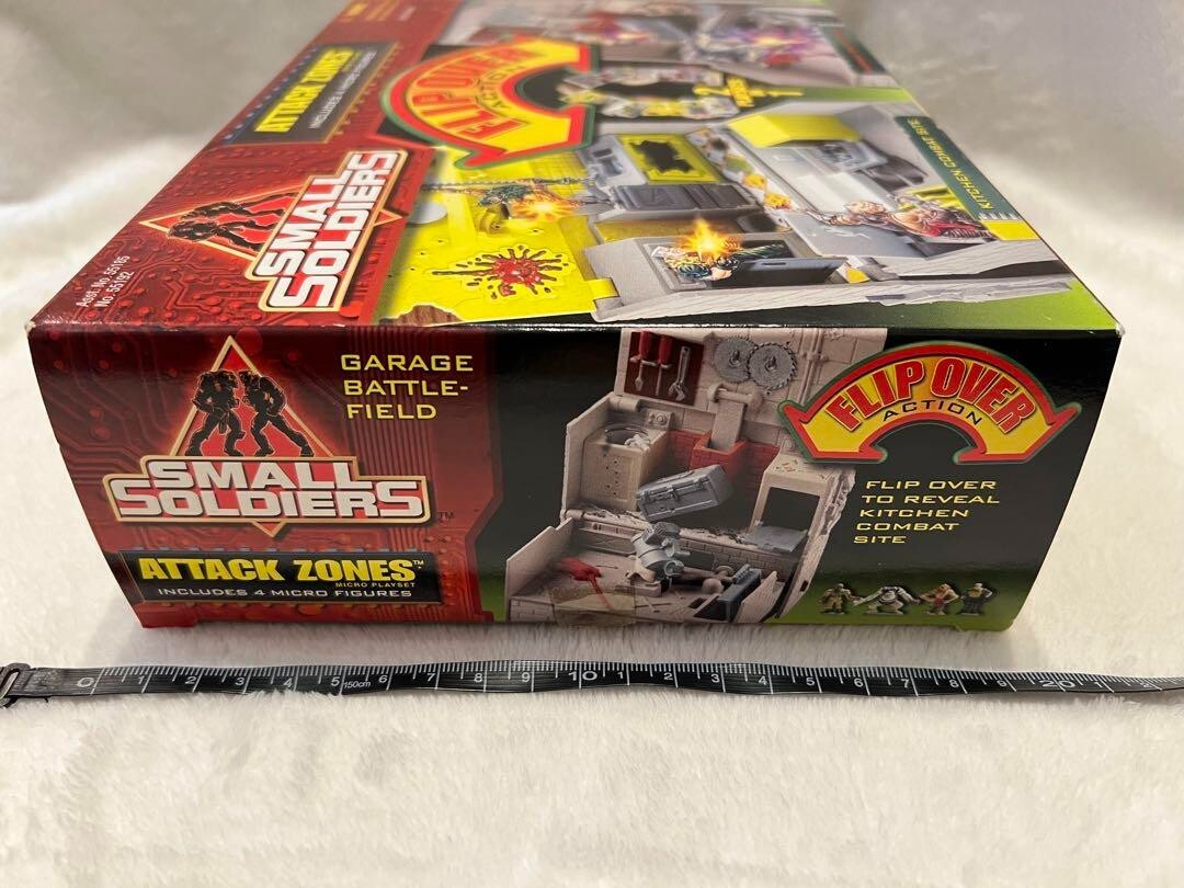 Small Soldiers FLIP OVER ACTION ATTACK ZONES includes 4 micro
