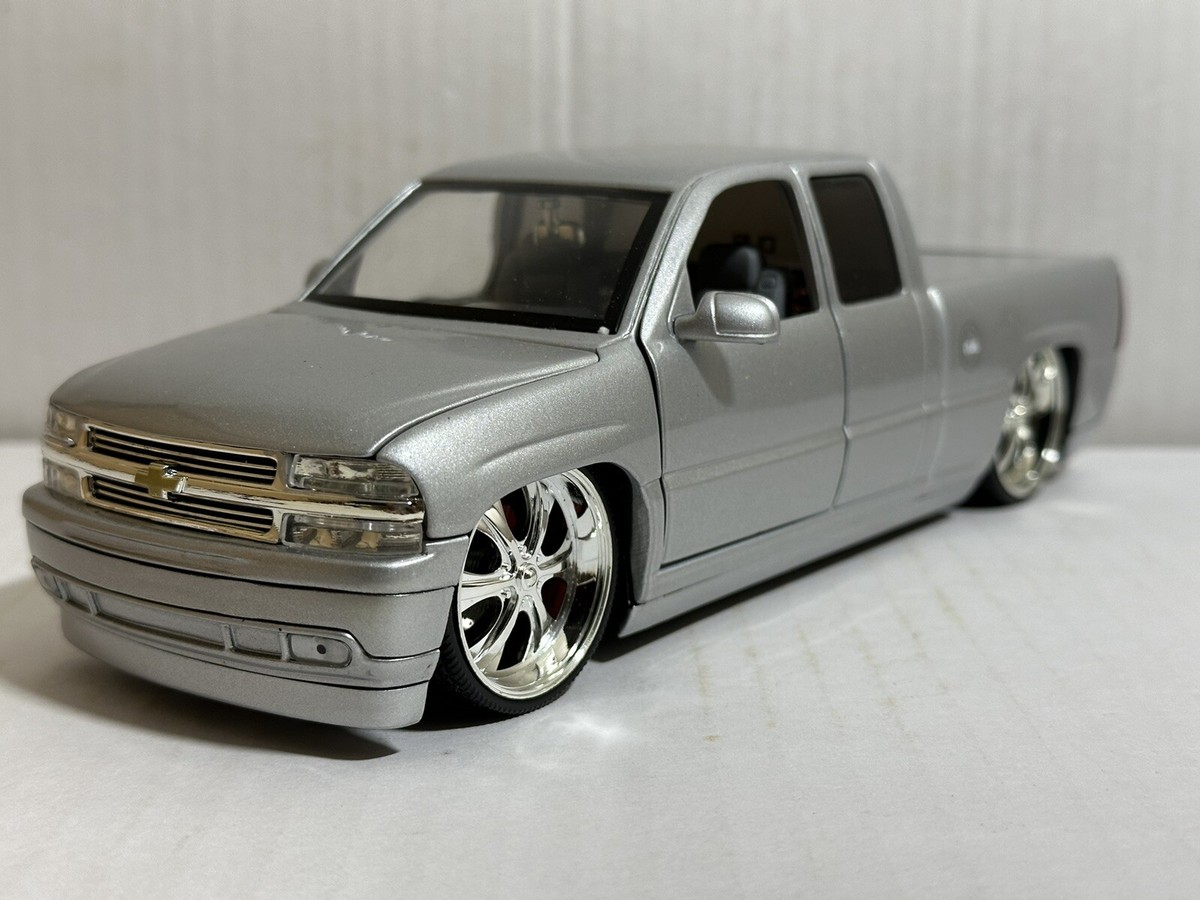 JADA DUB 2002 CHEVY SILVERADO SILVER 1:24 PICKUP TRUCK DIECAST