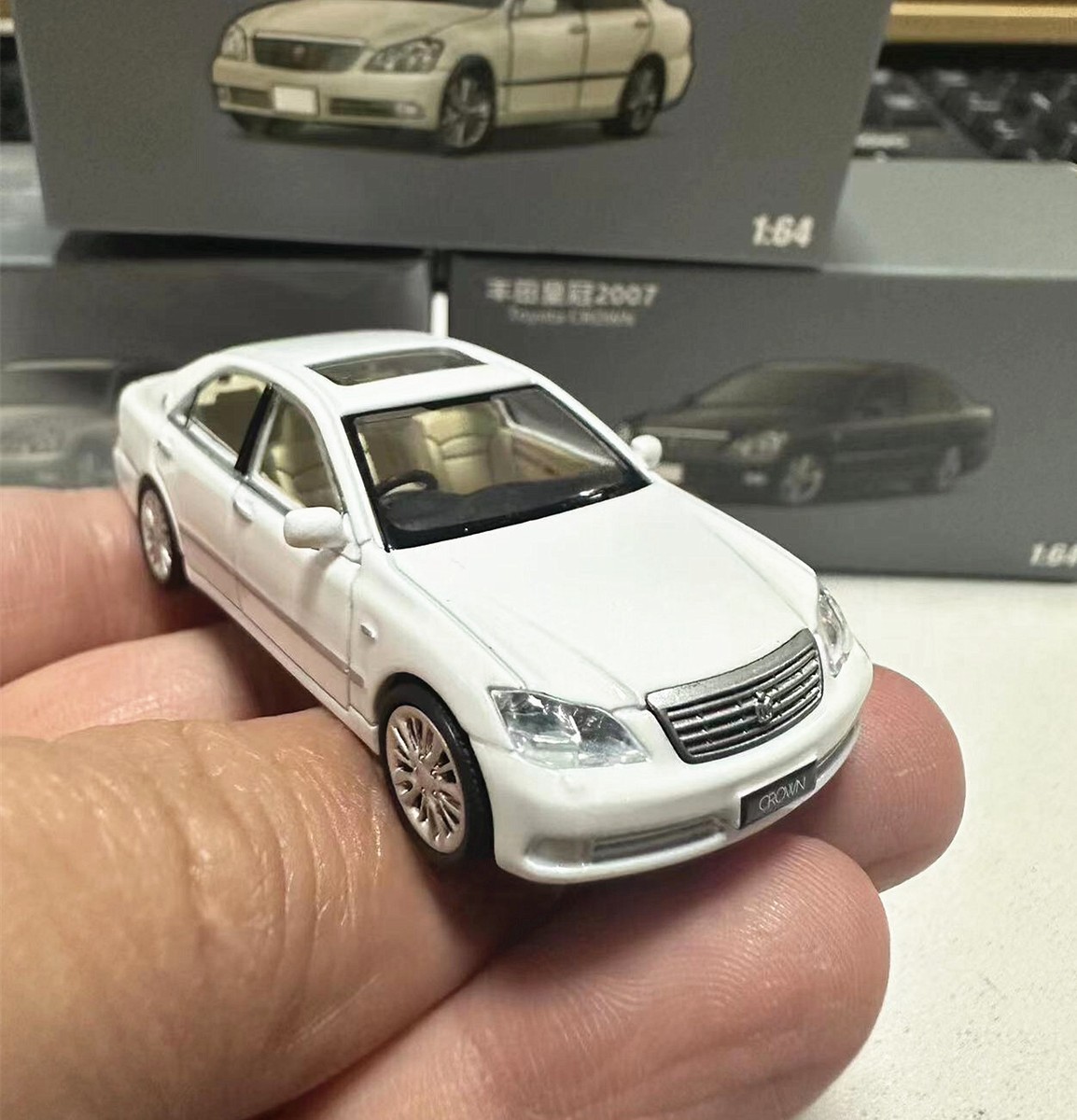 JKM 1:64 Toyota Crown Diecast Metal Model Car Collection New in