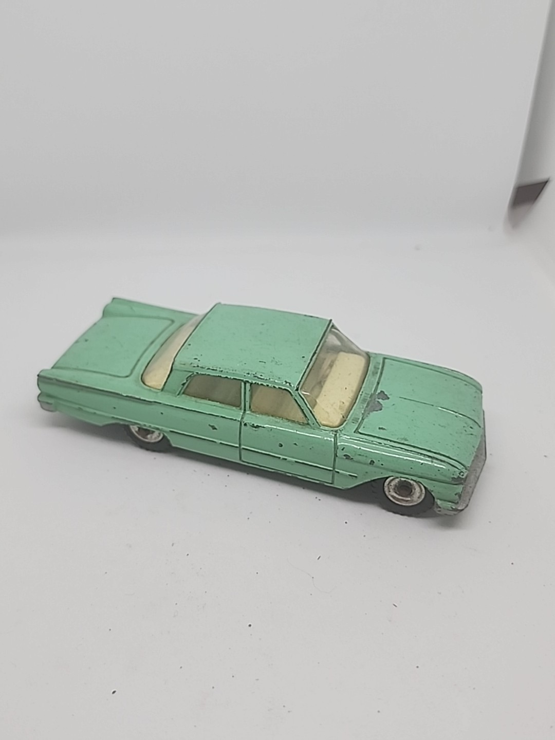Dinky 148, Ford Fairlane - Free Price Guide & Review