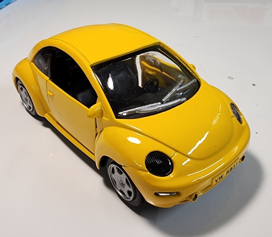 1999 SMART TOYS YELLOW VOLKSWAGEN VW BEETLE Bug Diecast/Plastic
