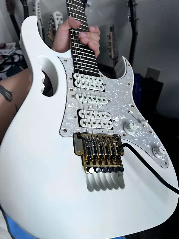 2007 Ibanez Team J-Craft Steve Vai Signature JEM7V Guitar White