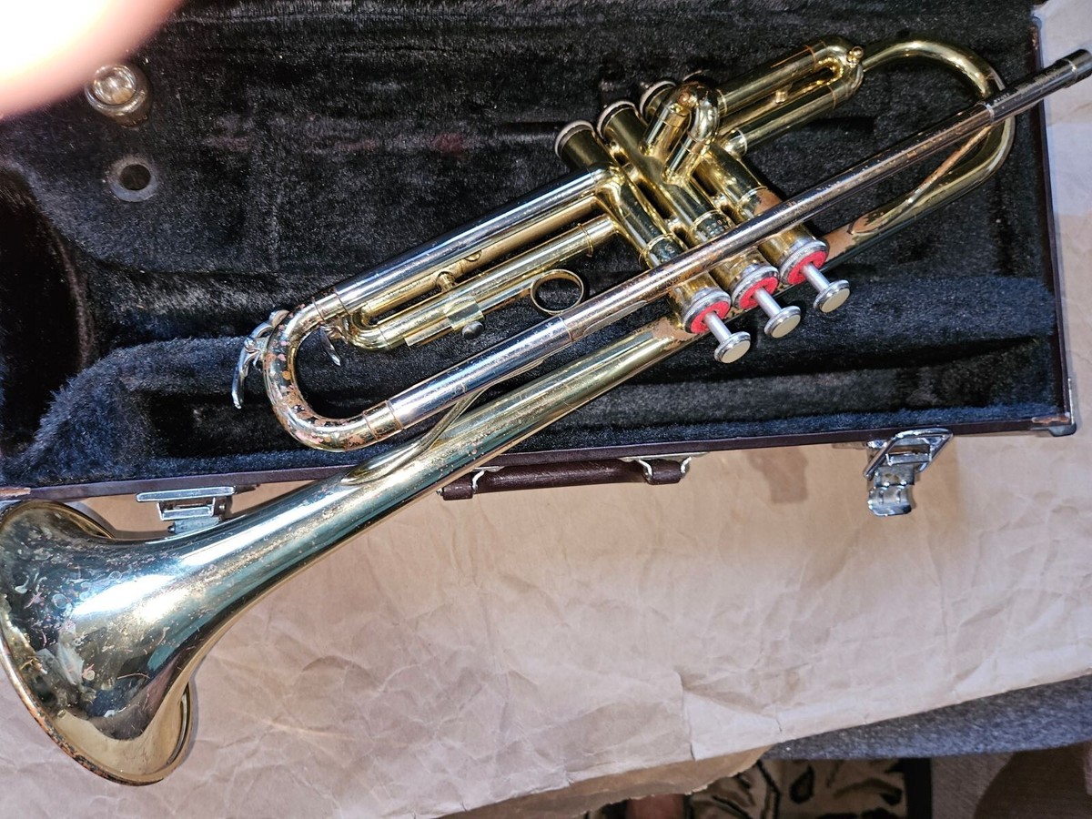 Yamaha YTR-2320 Trumpet. Japan. Very Good condition. With case